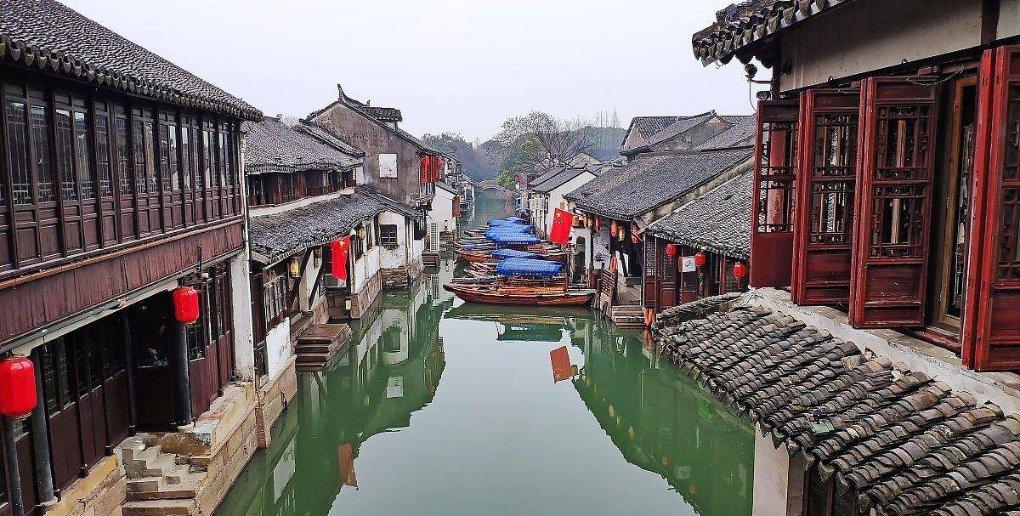 飞跃沙丘的小球
